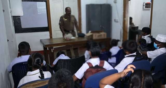 අඳුරට ගිය ළමා ජීවිත රැසකට නැවත එළිය දුන් ග්රෑන්ඩ්පාස් පොලීසියේ අපූරු වැඩපිළිවෙළක්
