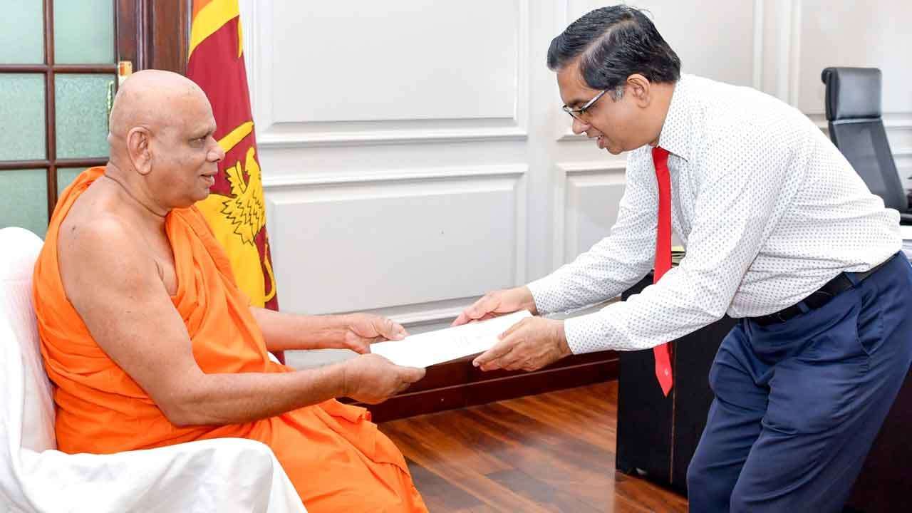 සබරගමුව සරසවියේ නව කුලපති ලෙස ජ්යෙෂ්ඨ මහාචාර්ය ගල්ලෑල්ලේ සුමනසිරි හිමි පත්කෙරේ