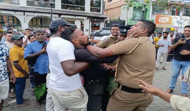 දළඳා මාලිගාව අසල කළහාකාරී ලෙස හැසිරුණු පුද්ගලයා අත්අඩංගුවට