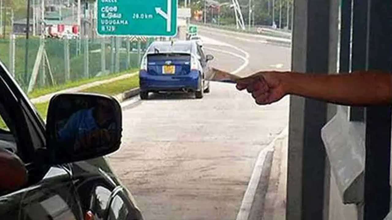 නිවාඩු දින දෙකේදී අධිවේගී මාර්ගවලින් කෝටි 12කට අධික ආදායමක්
