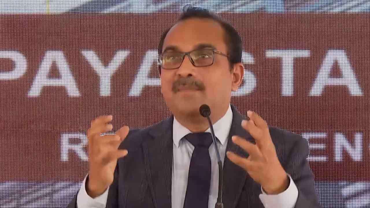 රාජ්ය සේවකයින් සාම්ප්රදායික මානසිකත්වයෙන් මිදිය යුතු බව ඇමති බිමල් කියයි