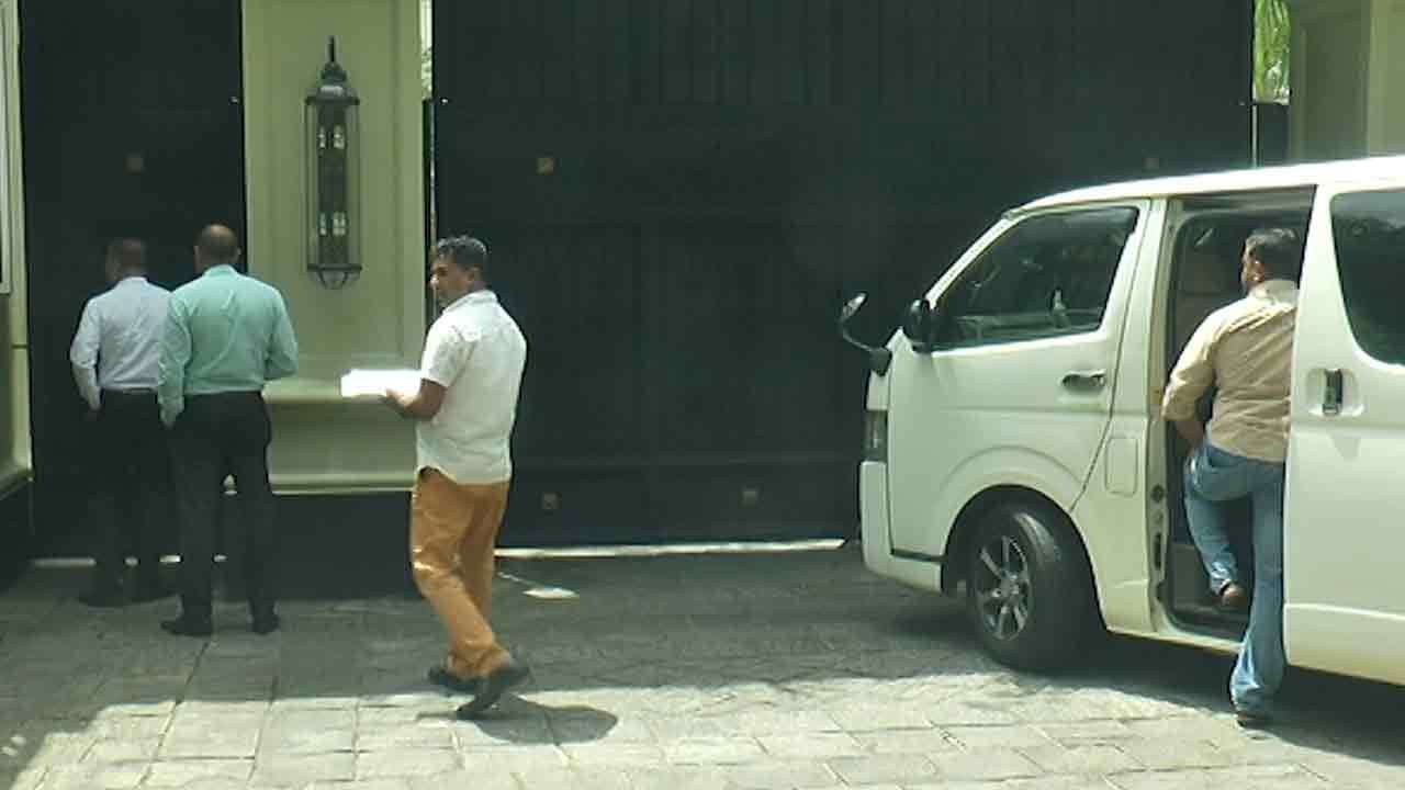 රවීගේ නිවසට අල්ලස් කොමිසමෙන් පනී