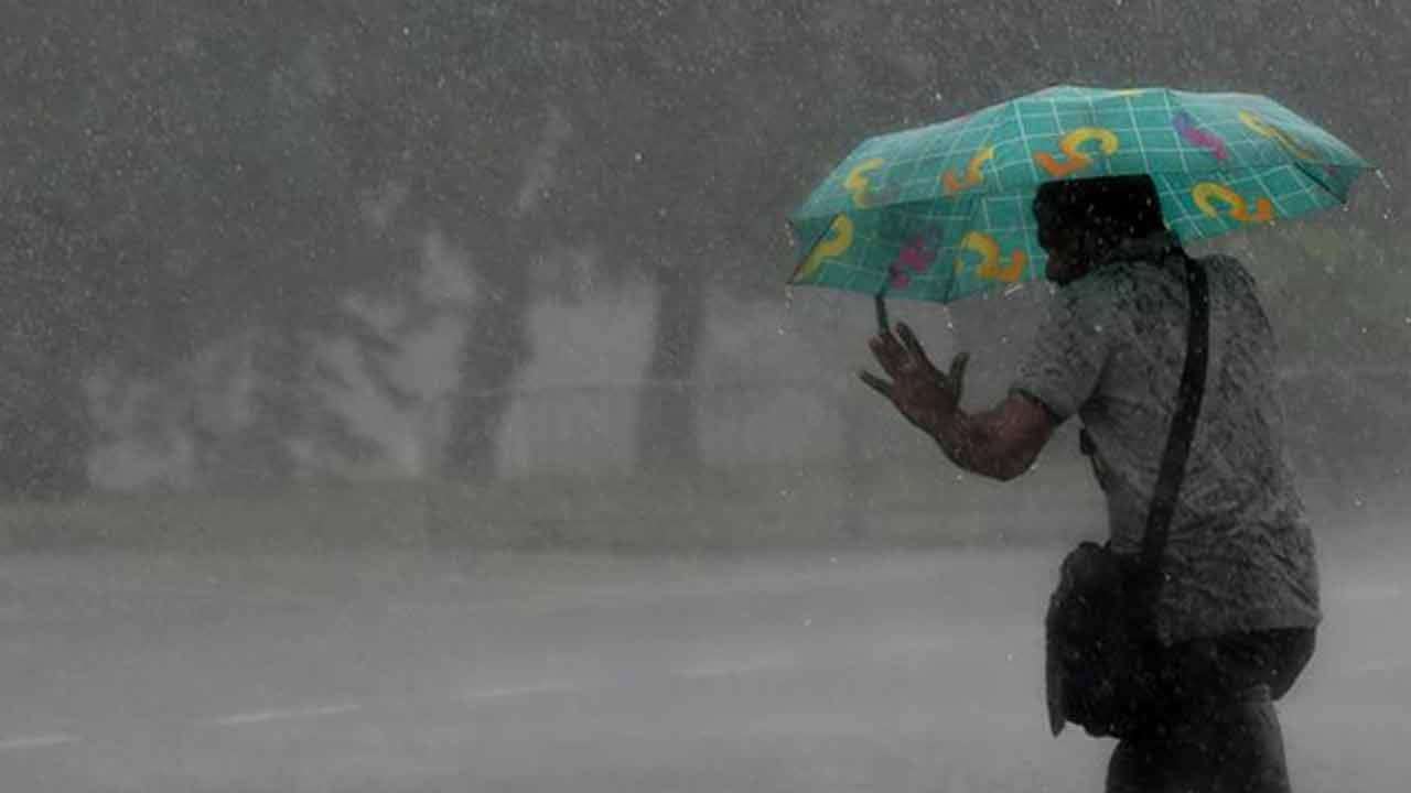 දිස්ත්රික්ක රැසකට අද පස්වරුවේ වැසි හෝ ගිගුරුම් සහිත වැසි