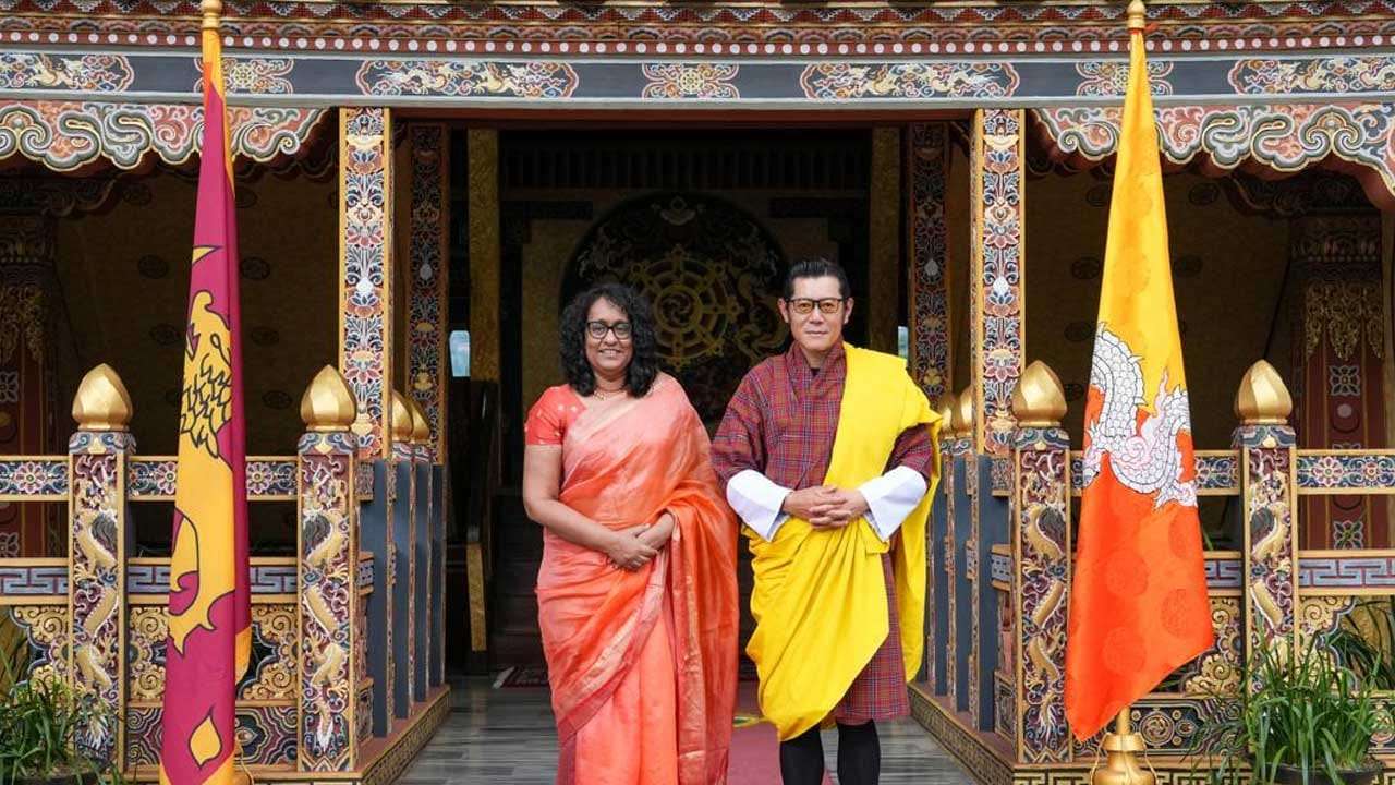 අග්රාමාත්ය හරිනි සහ භූතානයේ වංචුක් රජු අතර හමුවක්