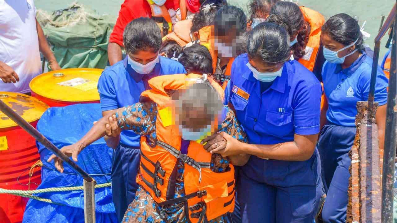 තලෙයිමන්නාරම මුහුදු ප්රදේශයේ දී අතරමංව සිටි පිරිසක් බේරා ගැනේ