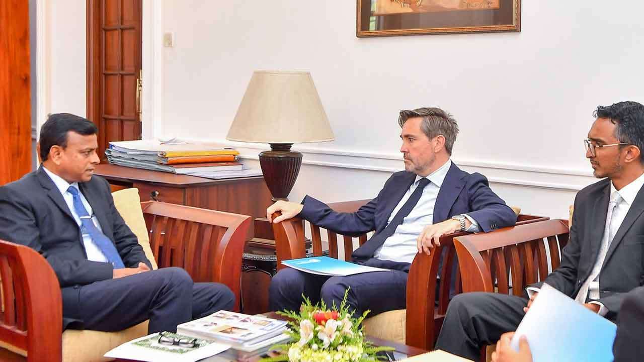 එක්සත් ජාතීන්ගේ සංවිධානයේ නියෝජිතයින් පිරිසක් සහ ජනාධිපති කාර්ය මණ්ඩල ප්රධානී අතර හමුවක්
