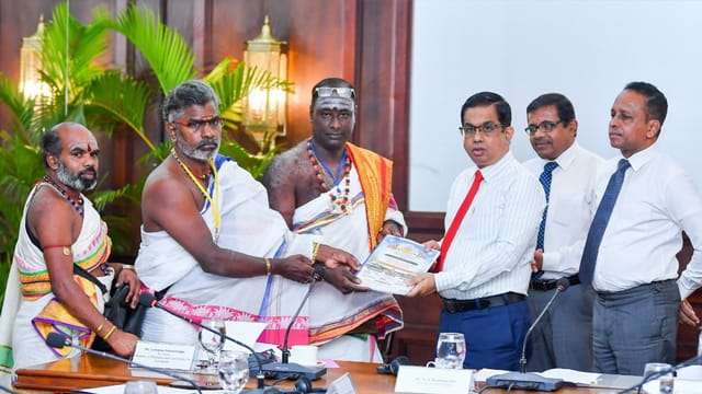 ශ්රී ලංකා කඳුරට හින්දු පූජකවරු පිරිසක් සහ ජනපති ලේකම් අතර හමුවක්