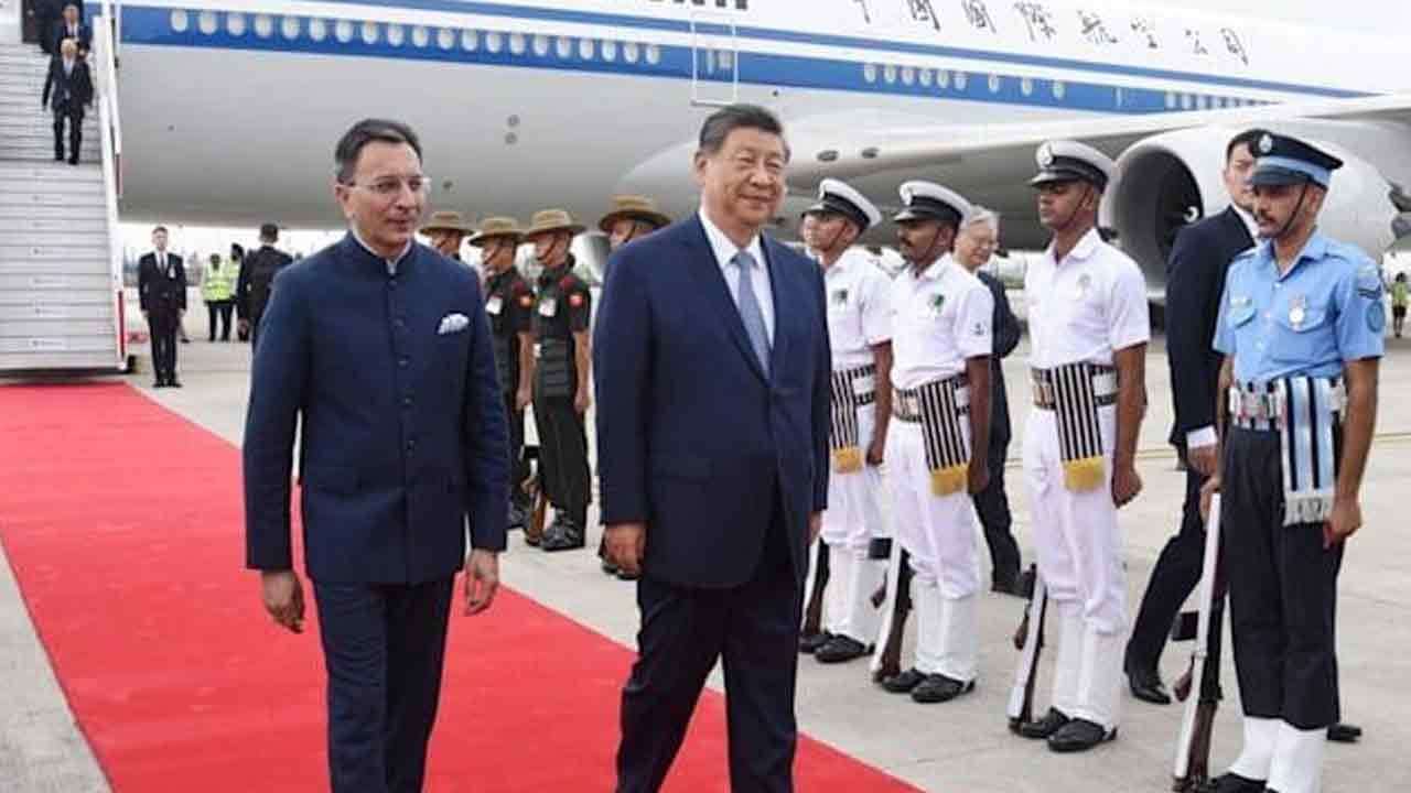 බ්රික්ස් සමුළුවට ඉන්දියාවට පැමිණි චීන ජනපතිට උණුසුම් පිළිගැනීමක්