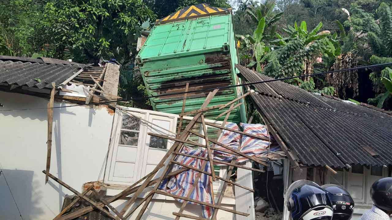 බදුල්ල - මහියංගනය මාර්ගයේදී නිවසක් මතට ලොරියක් පෙරළෙයි