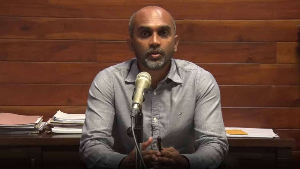 වර්ජනයට එක් නොවූ නිලධාරීන්ට නියෝජ්ය ඇමති ප්රසන්නගෙන් මල් මිටක්