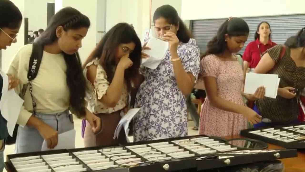 සරසවි සිසුන්ට නොමිලේ ඇස් කණ්ණාඩි ලබාදීමේ වැඩසටහන ඇරඹේ