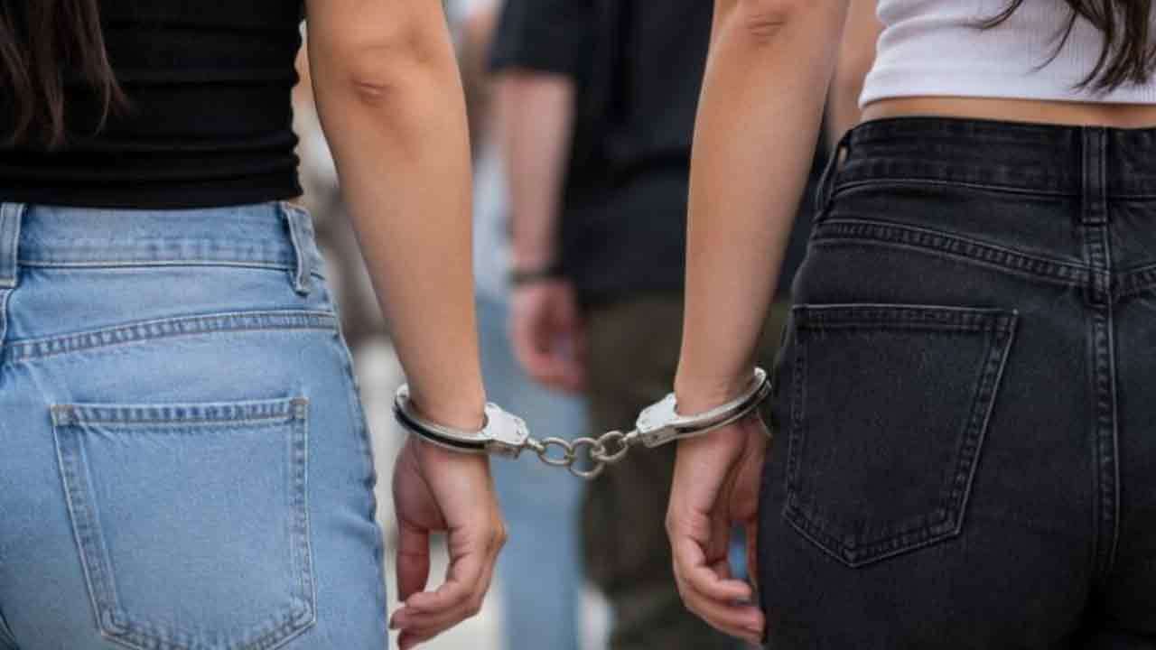නිවාස සාදා දෙන බව පවසා මුදල් වංචා කළ කාන්තාවන් දෙදෙනෙකු කොටුවෙයි