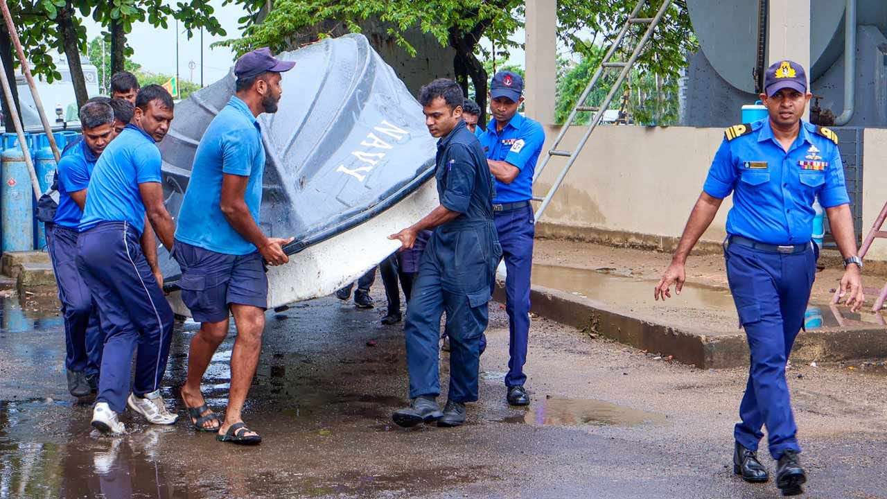 වැසි තත්ත්වය හමුවේ ආපදා සහන මෙහෙයුම් සඳහා නාවික හමුදාව සීරුවෙන්