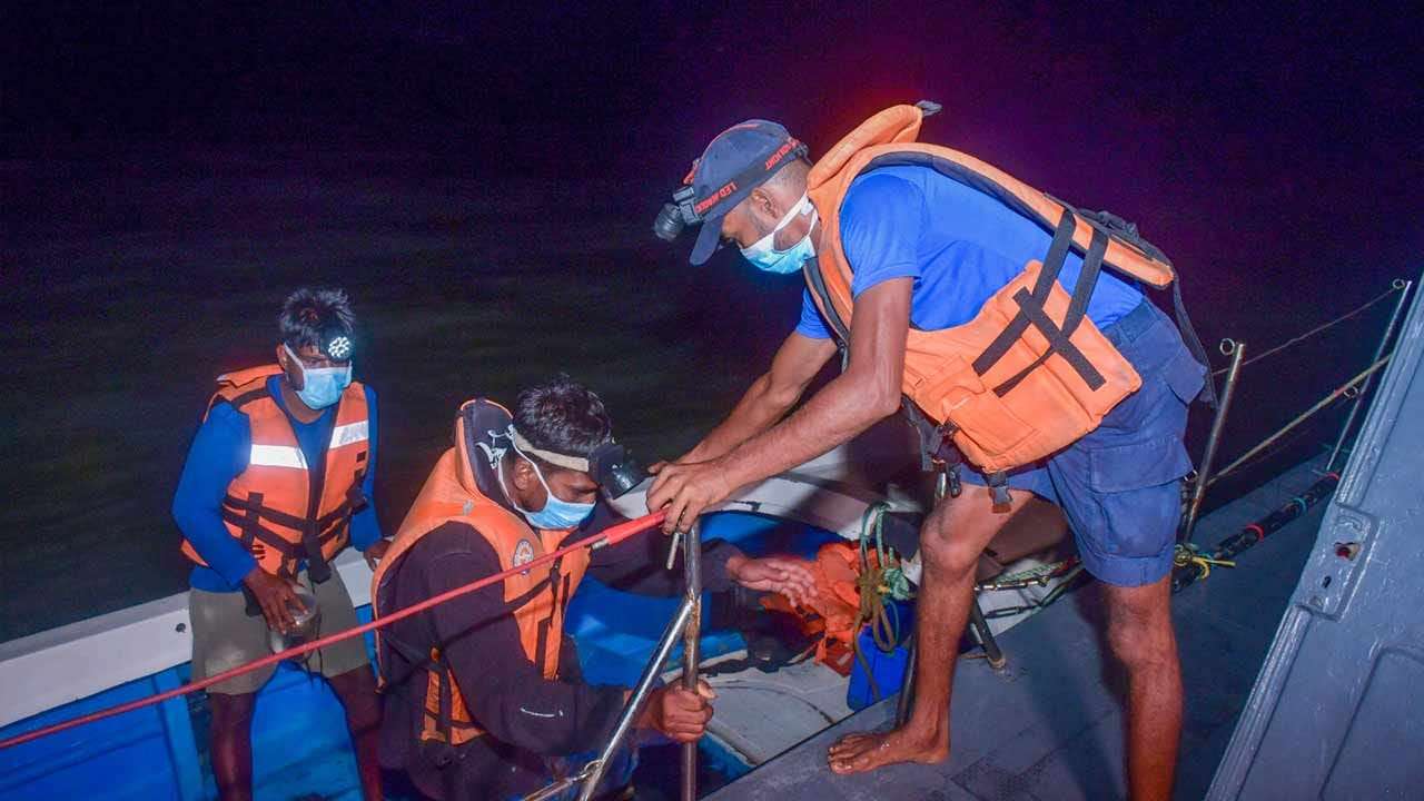 ආපදාවට පත් ධීවර යාත්රාවක සිටි ධීවරයින් දෙදෙනෙකු නාවික හමුදාව මුදා ගනියි