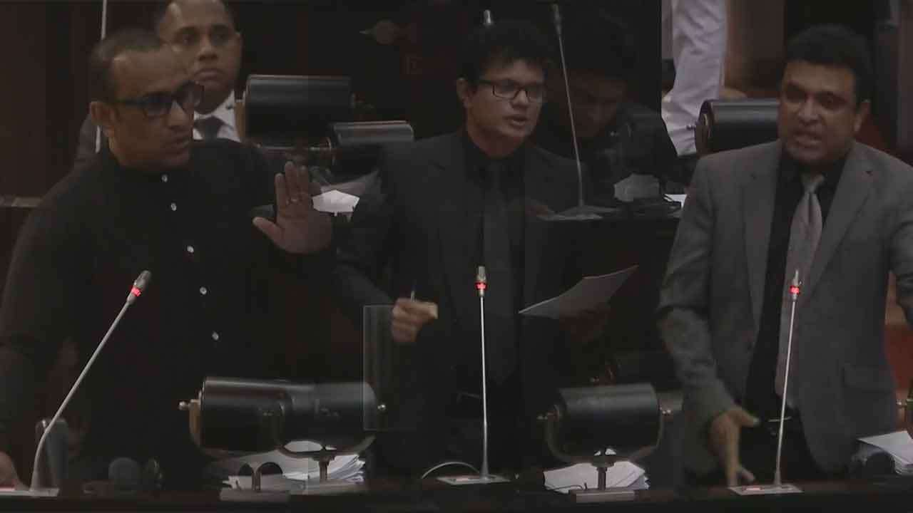 22ට විරෝධය පළ කරමින් සජබ මන්ත්රීවරු කළු ඇඳුමින් පාර්ලිමේන්තුවට