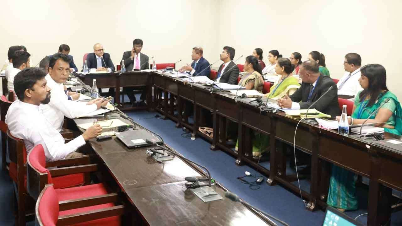 අංක තහඩු හා රියදුරු බලපත්ර නිකුත් කිරීමේ ප්රමාදය ගැන විමර්ශනයක්