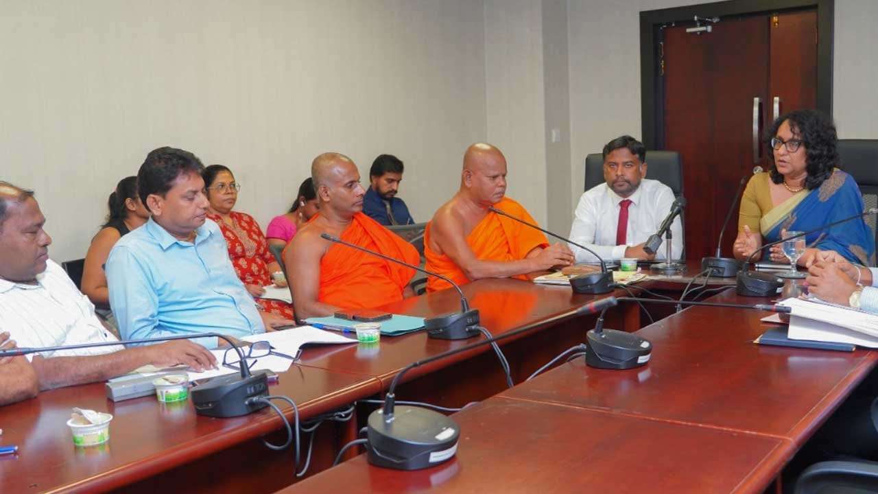 අධ්යාපනවේදීන් ගුරු සේවයට බඳවා ගැනීම ගැන නව ව්යවස්ථා සංශෝධනයක්?