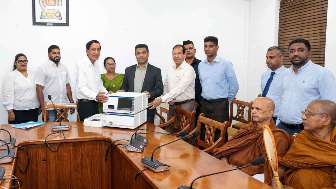 රුපියල් මිලියන 120ක වටිනාකමින් යුත් ලැපරොස්කොපි යන්ත්ර දෙකක් සෞඛ්ය අමාත්යාංශයට පරිත්යාග කෙරේ