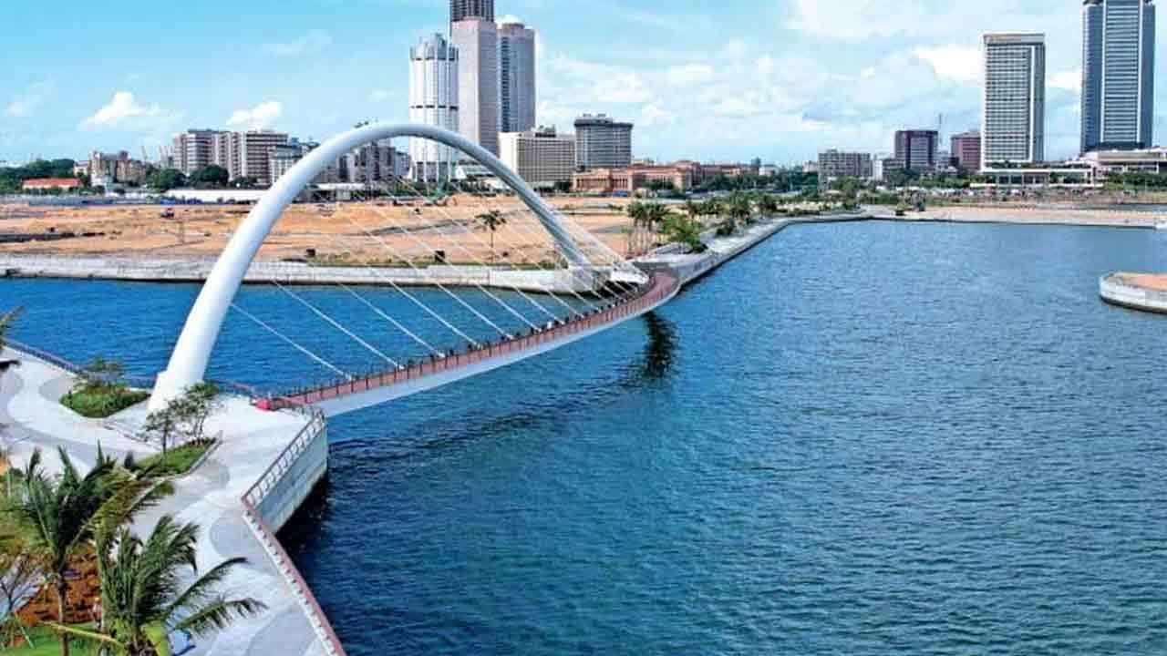 කොළඹ වරාය නගරයේ දෙපිරිසක් අතර ගැටුමක් - අයෙකු මරුට