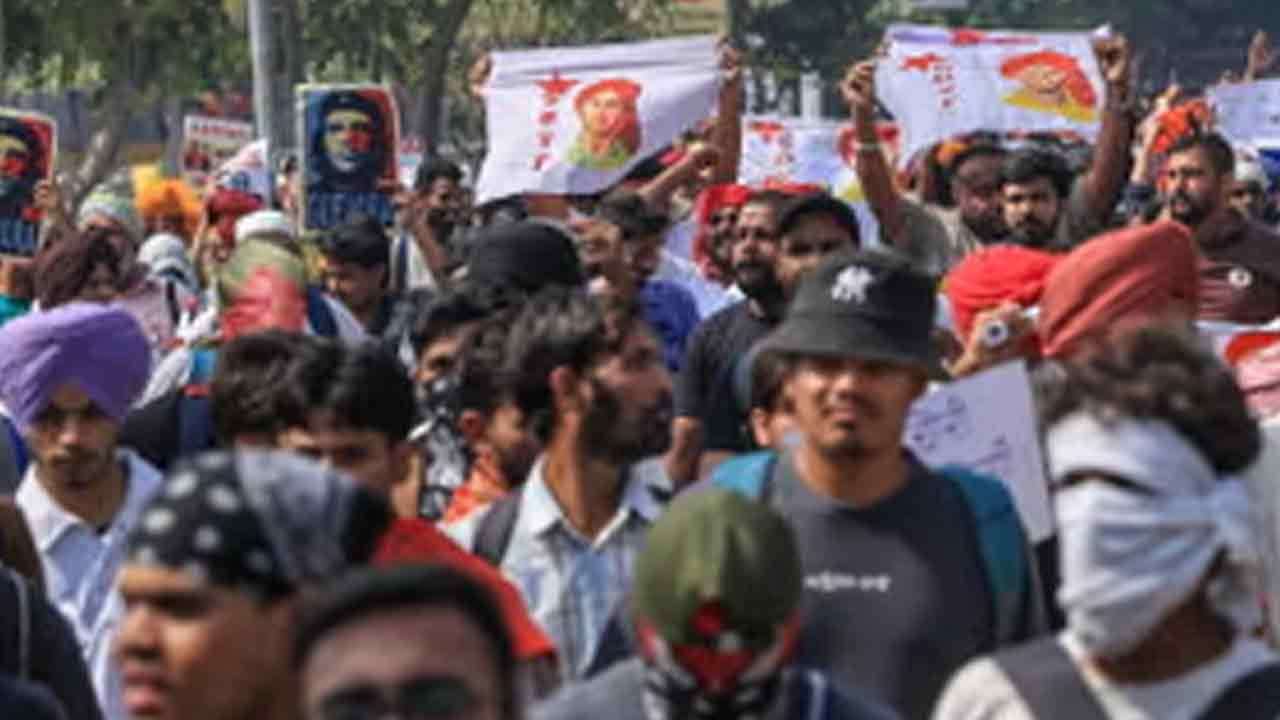 දිනෙන් දින උග්ර වෙන කැරපොතු විරෝධතා