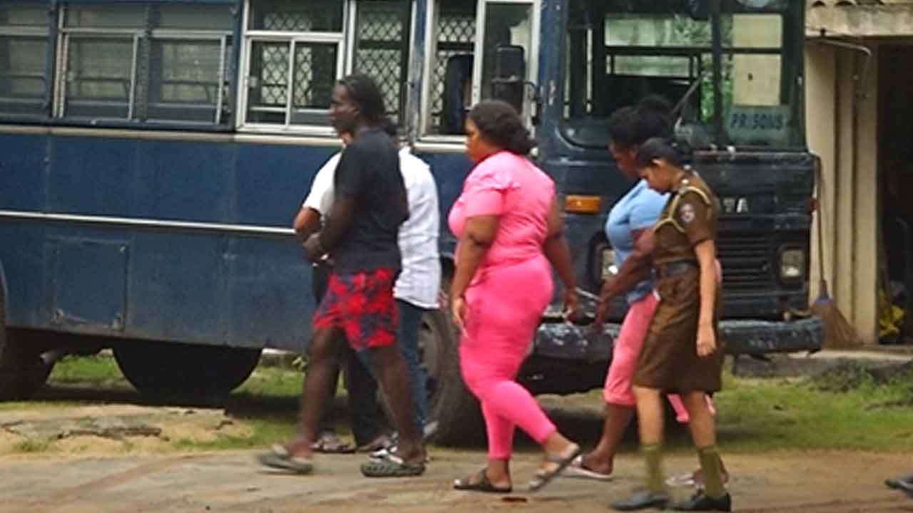 කොකේන් මත්ද්රව්ය සමගින් හසුවූ ජැමෙයිකානු ජාතිකයින් සිව්දෙනාට රැඳවුම් නියෝග
