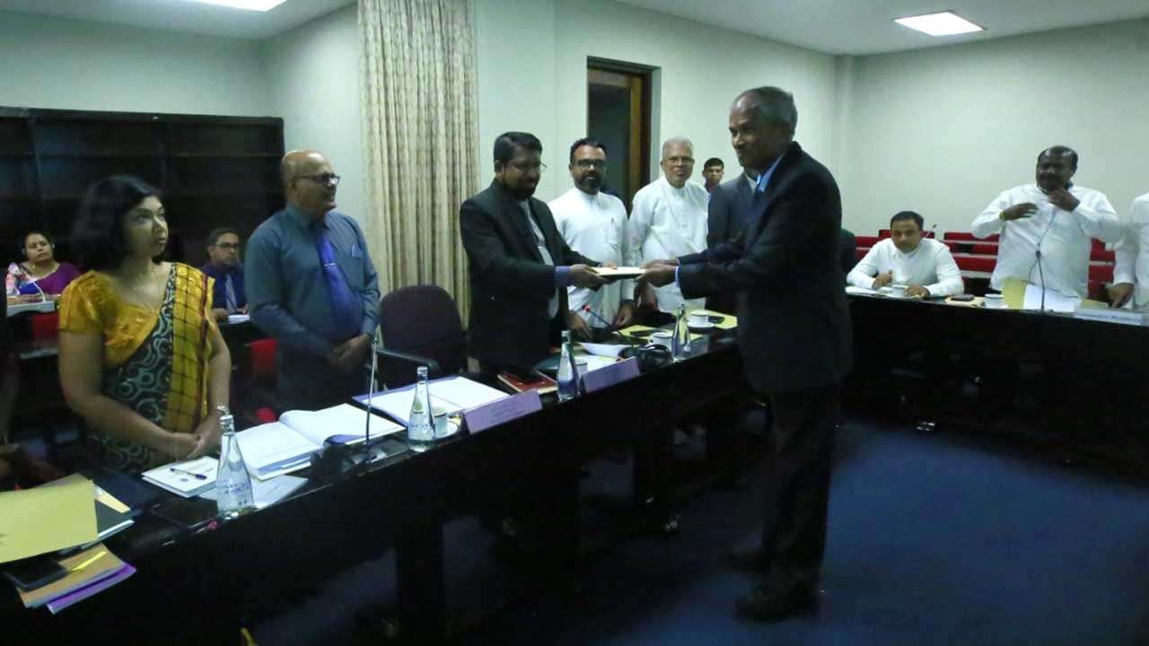 මැතිවරණ නීති සංශෝධනයට අදාළ විද්වත් කමිටු වාර්තාව පාර්ලිමේන්තු විශේෂ කාරක සභාවට