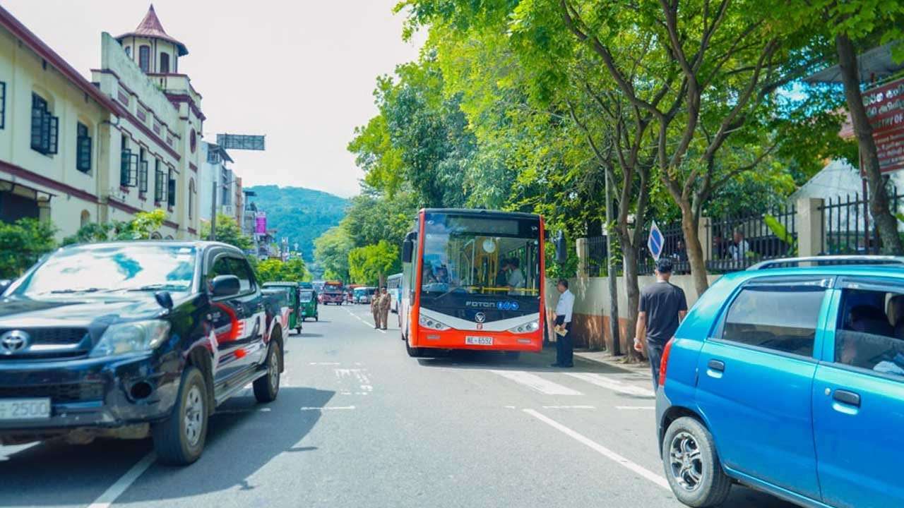 මහනුවරට මෙට්රෝ බස් සේවාව ව්යාප්ත කිරීමේ මුල් පියවර තබයි