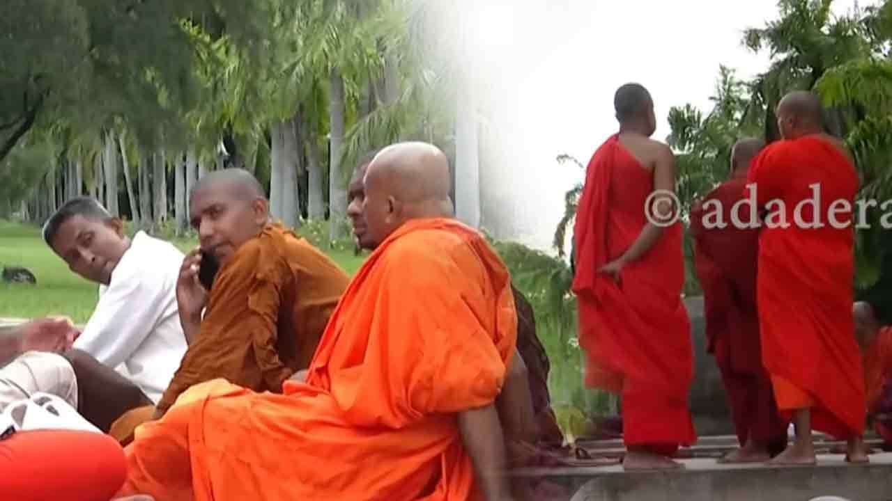 භික්ෂූන් වහන්සේලා විහාර මහාදේවි උද්යානයේ කඳවුරු බදී