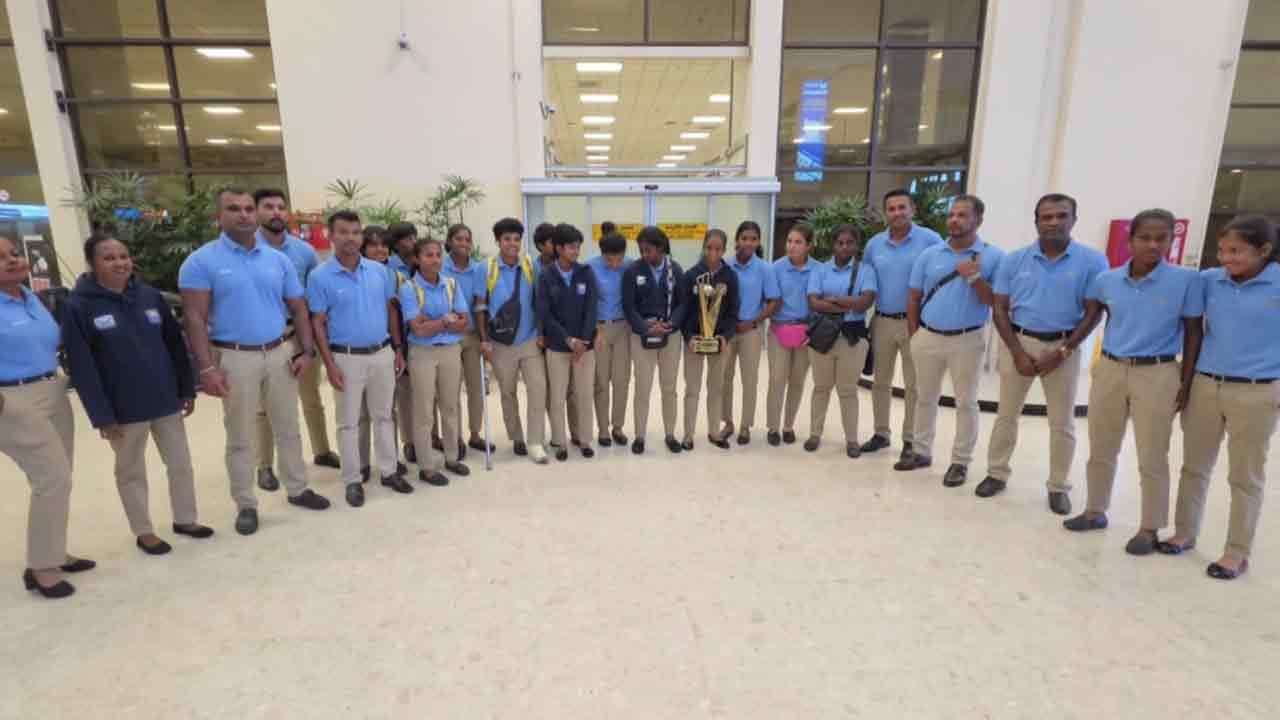 U-19 තුන්කොන් තරගාවලිය ජයගත් ශ්රී ලංකා යොවුන් කාන්තා ක්රිකට් කණ්ඩායම දිවයිනට