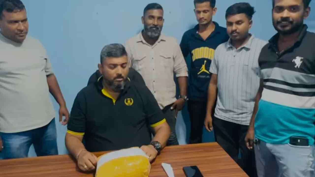 පුත්තලම නගර සභාවේ හිටපු මන්ත්රීවරයෙකු කේරළ ගංජා සමග අත්අඩංගුවට
