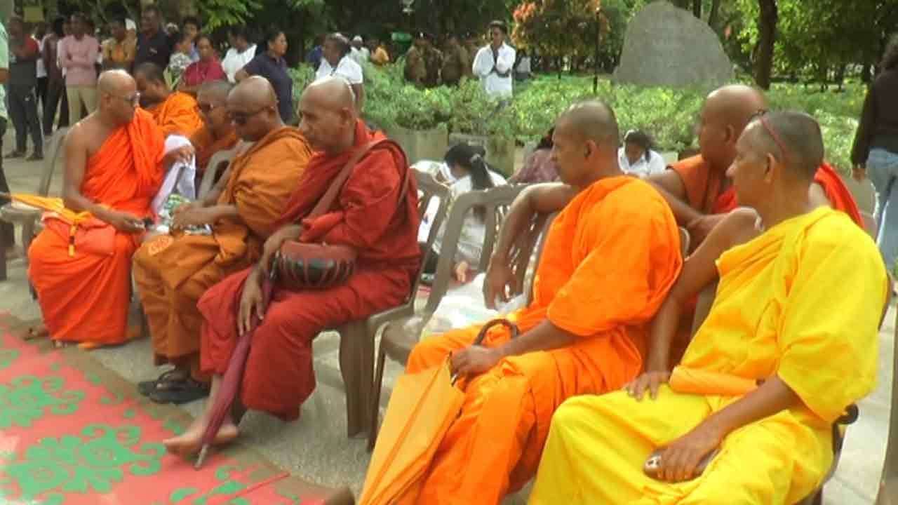 මහ සඟරුවන විහාරමහා දේවී උද්යානයේ ආරම්භ කළ සත්යග්රහය අද පස්වන දිනටත්