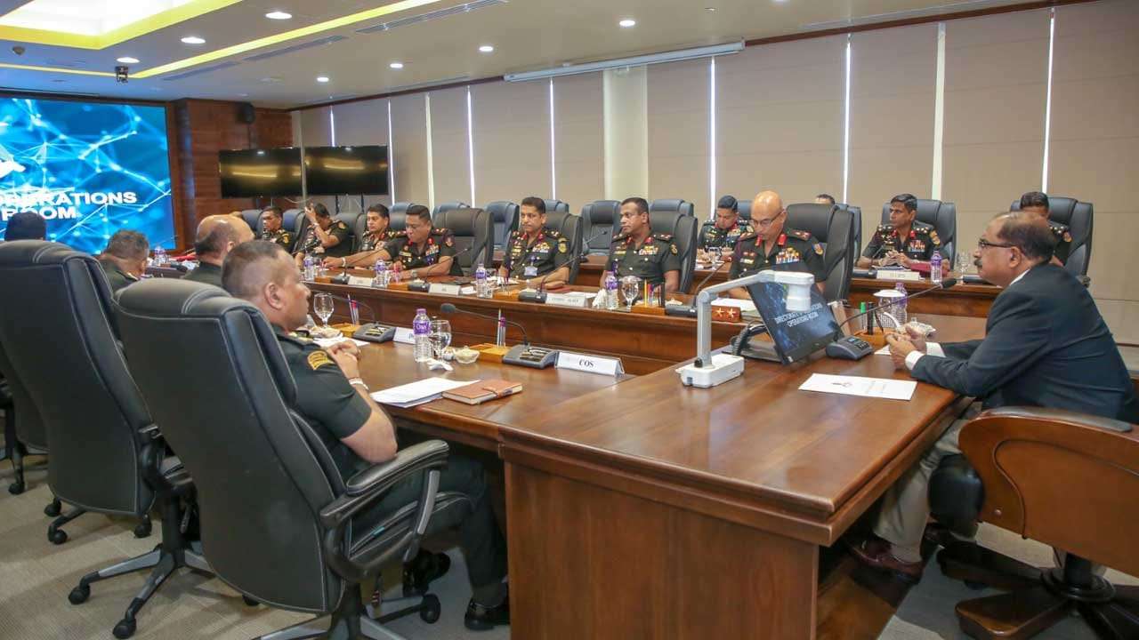 ආරක්ෂක නියෝජ්ය ඇමති යුද හමුදා මූලස්ථානයේ සංචාරයක