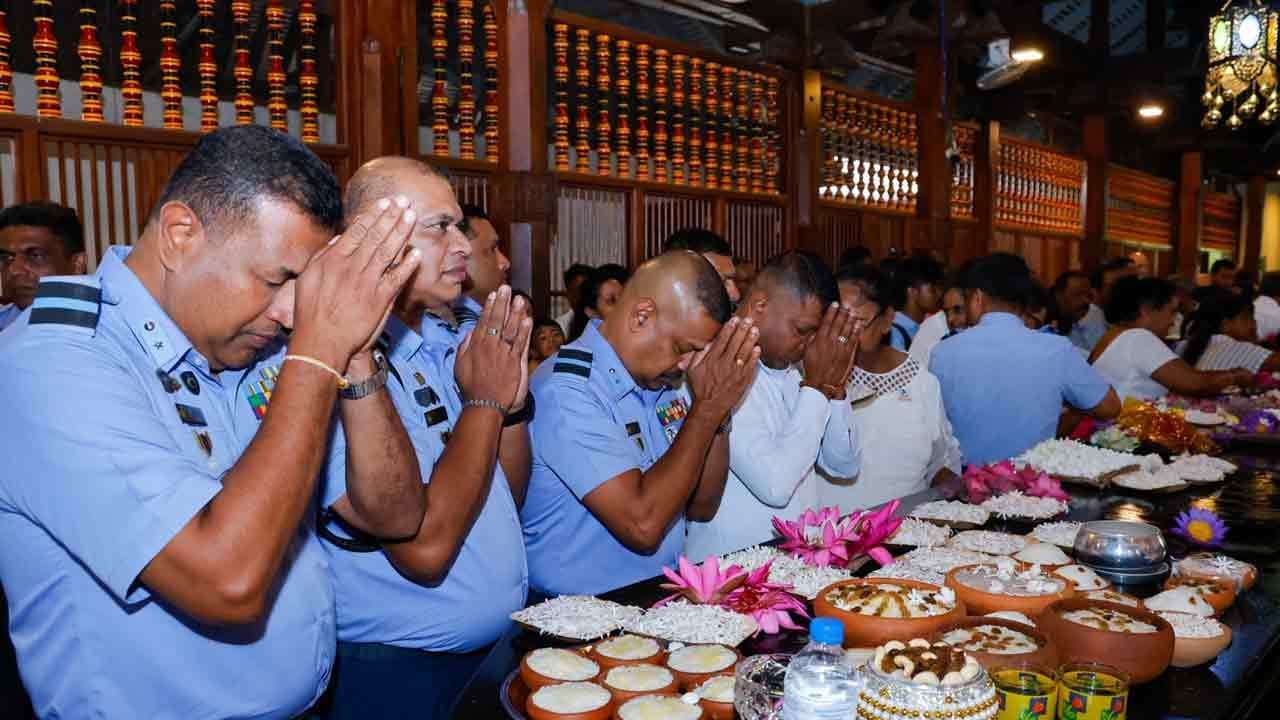 ගුවන් හමුදාවේ 75 වන සංවත්සරයට සමගාමීව මහනුවර ශ්රී දළදා මාළිගාවේදී බෞද්ධ ආගමික පූජෝත්සවයක්