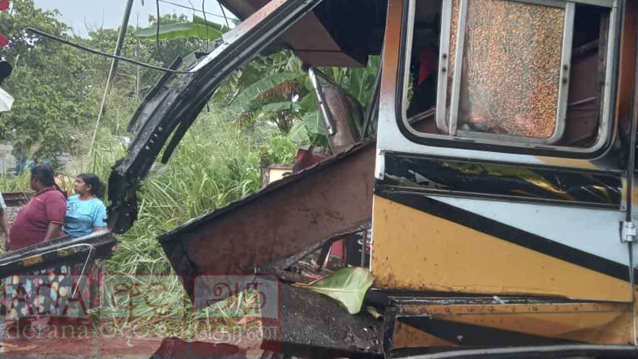 හබරාදුව දුම්රිය - බස් අනතුර - බස් රථයේ ධාවන බලපත්රය තාවකාලිකව අත්හිටුවයි