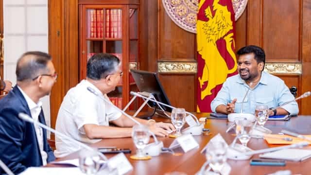 නීතියට පිටින් මෙරට තුළ විදේශිකයන් සිදුකරන ව්යාපාර නියාමනය කිරීමට රජය සැරසෙයි