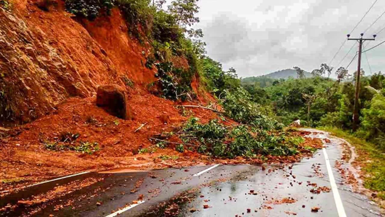 දිස්ත්රික්ක හතරකට නායයෑමේ අනතුරු ඇඟවීම් දීර්ඝ කරයි