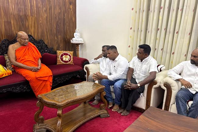 22 ගැන කියන්න ෆ්රී ලෝයර්ස් නියෝජිත පිරිසක් ඉත්තෑපානේ ධම්මාලංකාර හිමි බැහැදකී